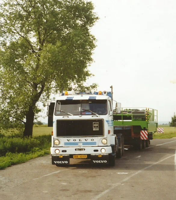Starší fotografie z archivu firmy: tahač Volvo F s podvalníkem