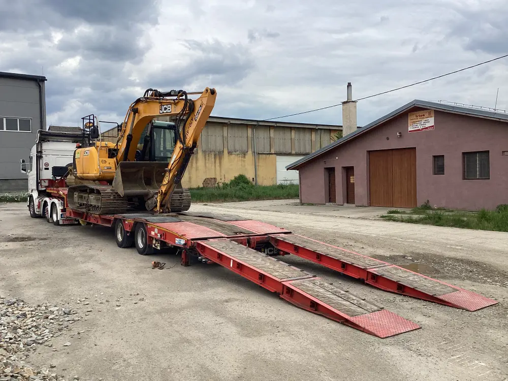 Přeprava pásového bagru JCB na podvalníku