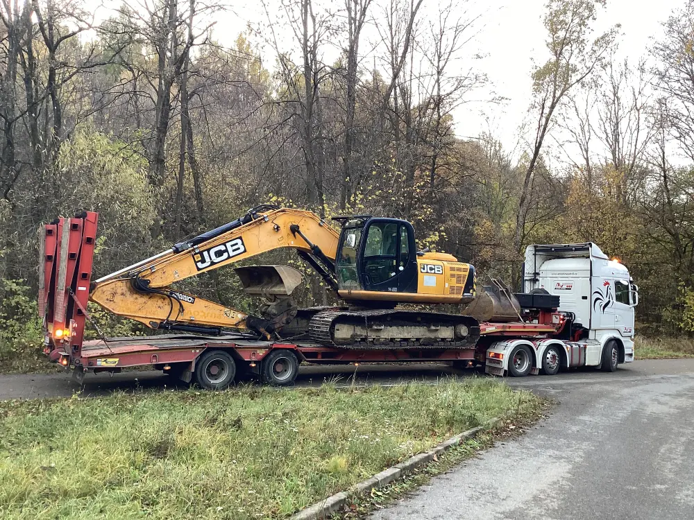 Přeprava pásového bagru JCB