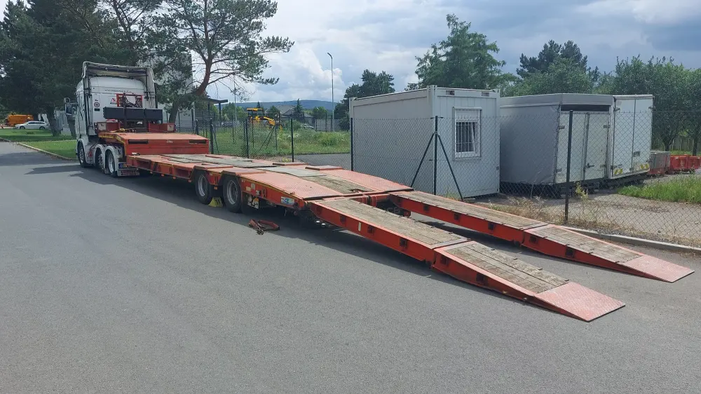Podvalník se sklopenými nájezdy připravený k nakládce